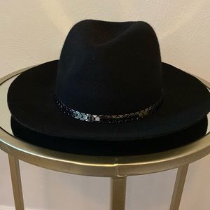 BCBGeneration NEW black fall hat. Great for the season! NWT